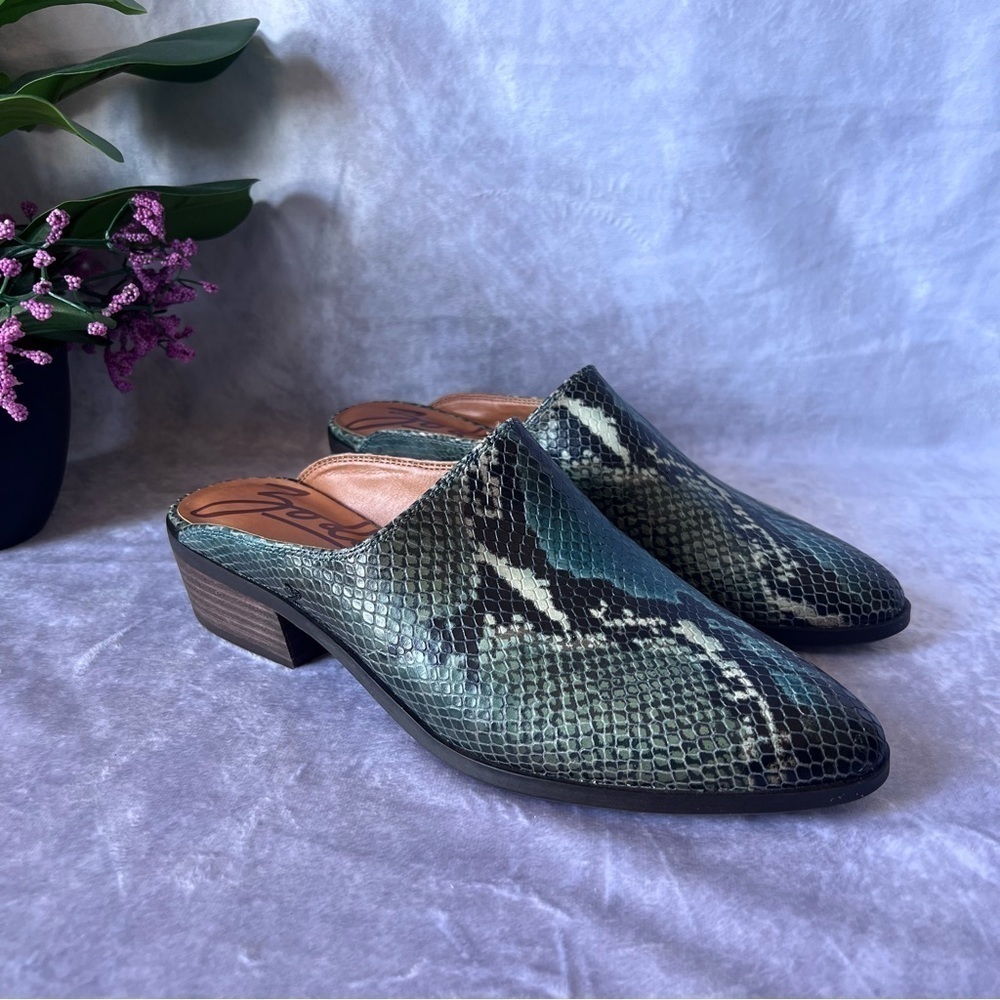 Zodiac Women's Quartz Clog Snake Print Teal Size 8